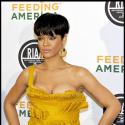 Rihanna et Shakira, un duo de beautés lookées sur tapis rouge... Très (trop ?) décolletée Rihanna !