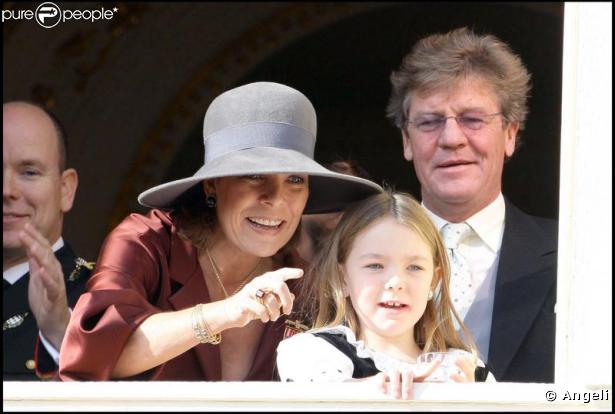 Caroline de Monaco et son mari Ernst August de Hanovre avec leur fille Alexandra en novembre 2007. La petite a alors 8 ans.