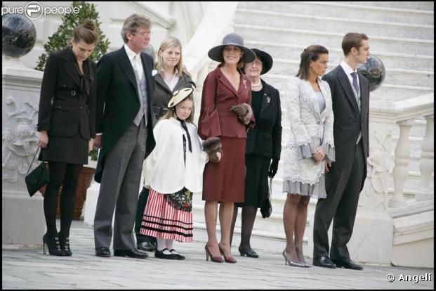Caroline de Monaco et son mari Ernst August de Hanovre lors de fête nationale monégasque en novembre 2007. Ils sont entourés par leur fille Alexandra, Stéphanie, Charlotte et Pierre.