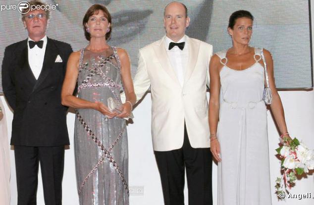 Caroline de Monaco et son mari Ernst August de Hanovre entourés par Albert et Stéphanie, en juillet 2007 au Gala de la Croix Rouge.