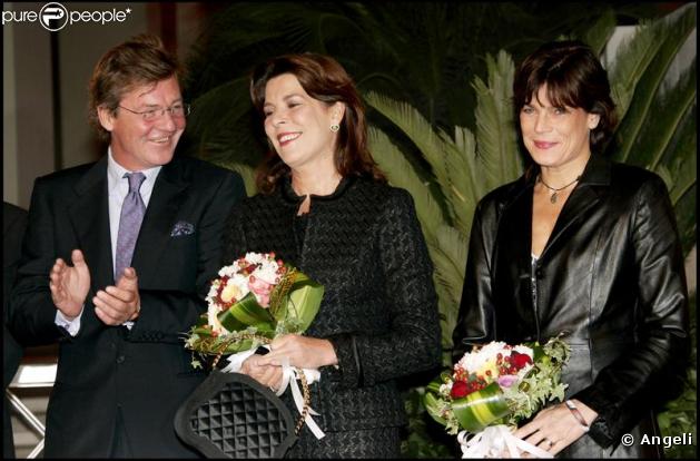 Caroline et Stéphanie de Monaco avec Ernst August de Hanovre, en octobre 2005, lors de l'inauguration du groupe hôtelier de la SBM.