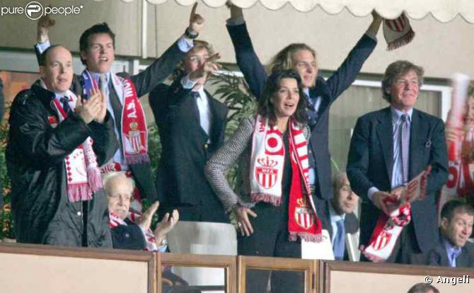 Caroline de Monaco et son mari Ernst August de Hanovre assistent en famille avec Albert, Pierre, Andrea à la demi-finale de la ligue des Champions, Monaco-Chelsea, en avril 2004.