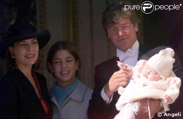 Caroline de Monaco, Charlotte, Alexandra et son mari Ernst August de Hanovre lors de la fête nationale le 19 novembre 1999 