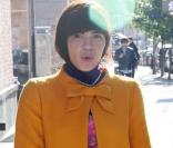 Ouh ! Ca c'est du manteau ! Jaune canari, collant violet et surtout.. la robe à motifs ! Voyant, mais pas très ugly tout ça... seulement 3/10 sur l'échelle du moche. 