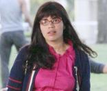 Démarche déterminée et cheveux au vent : mais c'est qu'elle aurait presque l'air d'une égérie de marque de luxe... si elle ne portait pas un ensemble chemisier rose, jupe impensable et gilet bleu marine ! 
