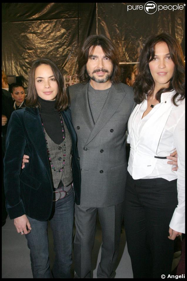 Linda Hardy et Bérénice Béjo entourent Stéphane Rolland lors de son défilé au Palais de Tokyo, le 26/01/09