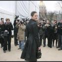 Une Marion Cotillard stricte et une Estelle Lefébure décolletée ... ont fait un véritable show au défilé Dior !