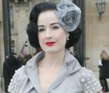 Dita Von Teese au défilé Dior