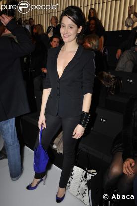 Marie Gillain fabuleusement sexy hier au défilé Armani à Paris pour la Fashion Week