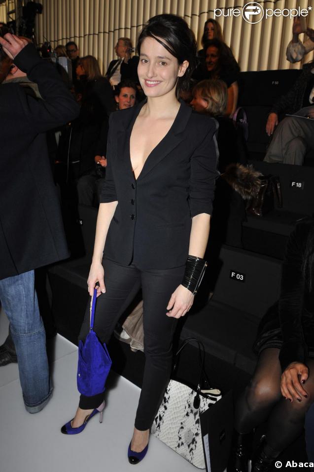 Marie Gillain fabuleusement sexy hier au défilé Armani à Paris pour la Fashion Week 