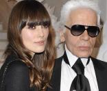 Keira Knightley sublime et très élégante à l'occasion du défilé Chanel, ici avec Karl Lagerfeld 