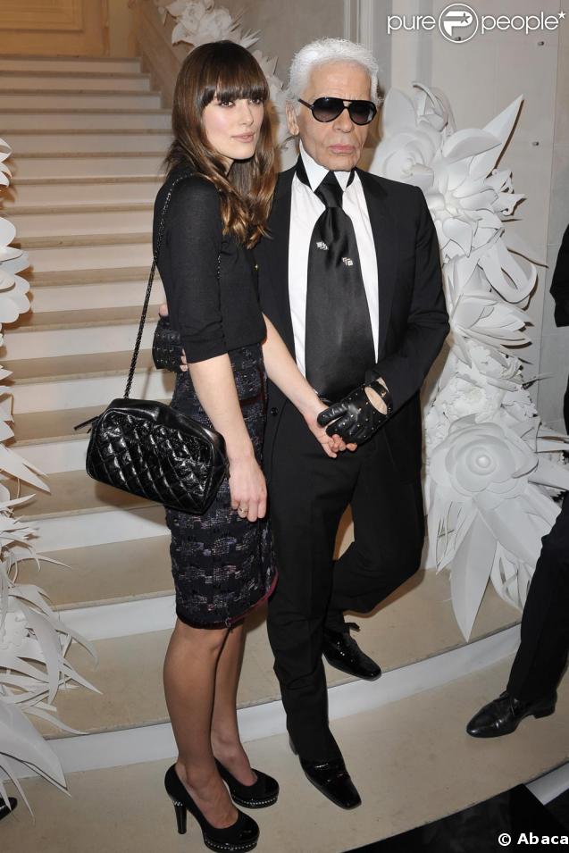 Keira Knightley sublime et très élégante à l'occasion du défilé Chanel, ici avec Karl Lagerfeld 