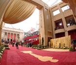 La cérémonie des Oscars a été créée en 1929 pour "saluer l'excellence du cinéma, mondial en général, américain et anglo-saxon en particulier". Elle se déroule au Kodak Theater, dans le quartier d'Hollywood, à Los Angeles. 