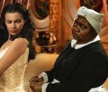 Tandis que Barack Obama est le premier Président noir à la Maison-Blanche, c'est en 1940 que Hattie McDaniel est la première personne noire à obtenir un Oscar  et ce sera pour Autant en emporte le vent. 