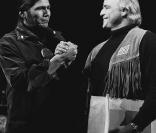 Pour dénoncer la place des Indiens d'Amérique du Nord dans le cinéma, Marlon Brando refuse en 1972 son Oscar pour Le Parrain et demande à une activiste Indienne de se présenter à sa place qui fera un discours sur sa condition. 