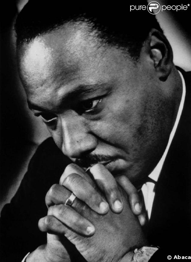 La politique s'immisce durant cette cérémonie, tribune parfaite pour faire passer des messages. En 1968, en hommage à Martin Luther King assassiné quelques jours auparavant, la cérémonie est retardée de deux jours.
