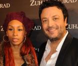 Défilé pour la collection printemps-été 2009 du styliste libanais Zuhair Murad : Mia Frye avec le créateur 