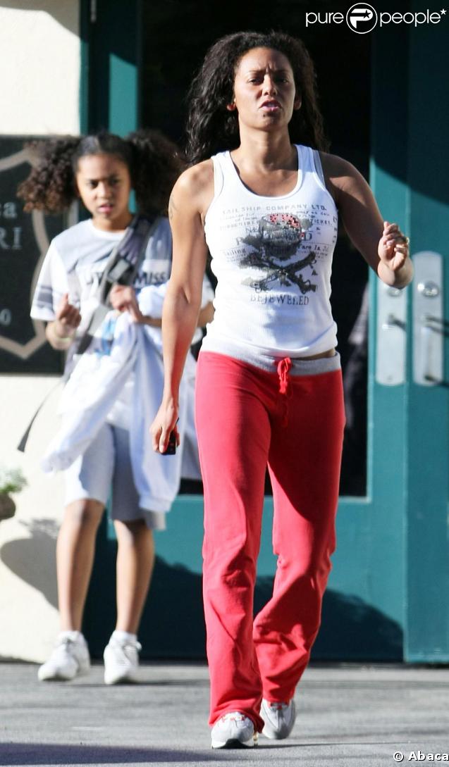 Mel B affiche une ligne splendide même si elle a l'air énervée après sa grande fille Phoenix ! 