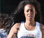 Mel B affiche une ligne splendide même si elle a l'air énervée après sa grande fille Phoenix ! 