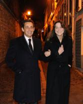 Nicolas Sarkozy et son épouse Carla dans la voie privée menant à l'hôtel particulier de la chanteuse