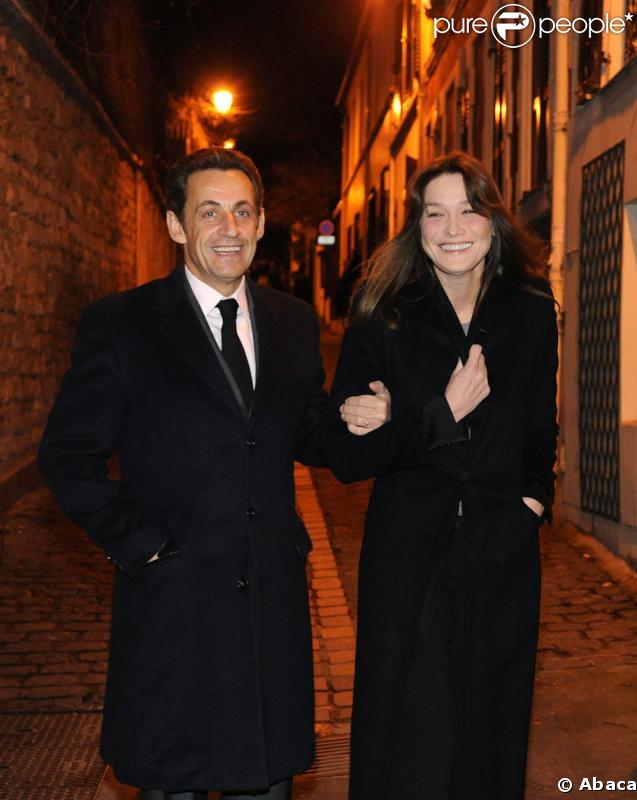 Nicolas Sarkozy et son épouse Carla dans la voie privée menant à l'hôtel particulier de la chanteuse