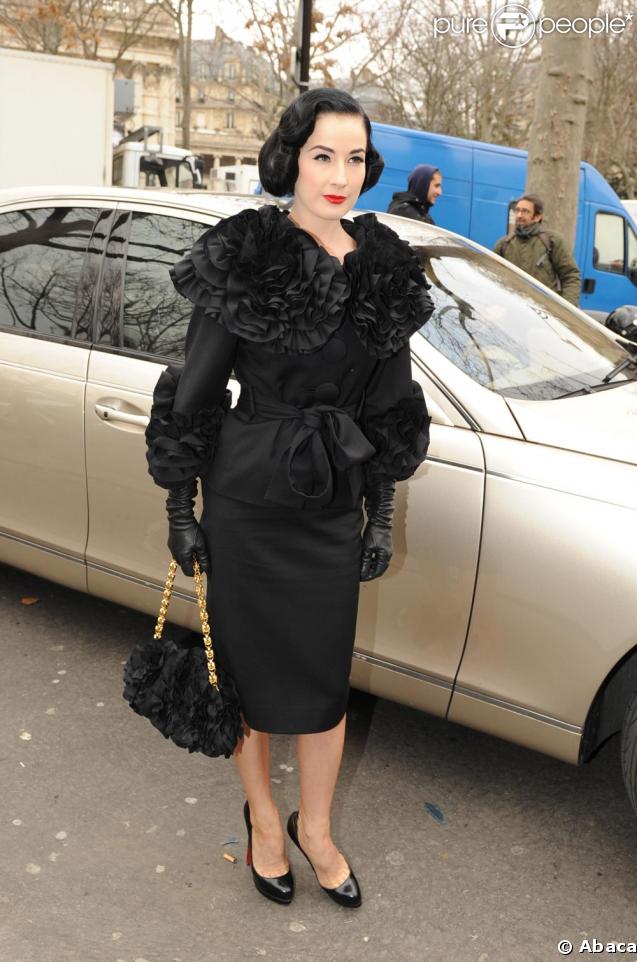 Dita von Teese a brillé hier au défilé Elie Saab