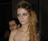Mischa Barton a brillé hier au défilé Elie Saab