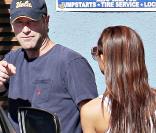 Aaron Eckhart rencontre une mystérieuse inconnue sur un parking de Los Angeles