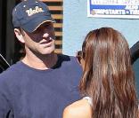 Aaron Eckhart rencontre une mystérieuse inconnue sur un parking de Los Angeles