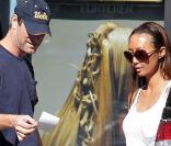 Aaron Eckhart rencontre une mystérieuse inconnue sur un parking de Los Angeles