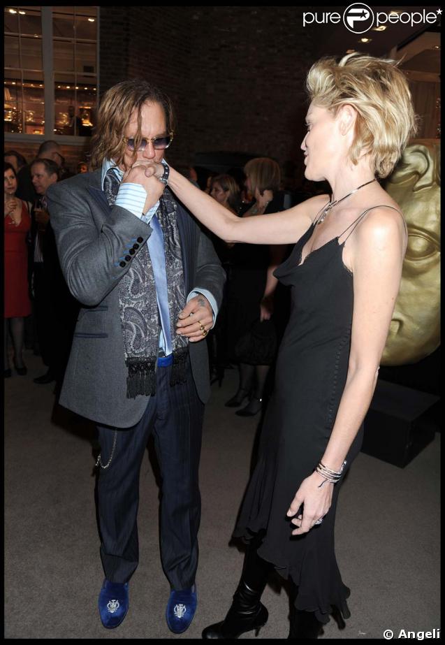 Mickey Rourke était visiblement séduit par la magnifique Sharon Stone à la soirée des Pré-Bafta, au Aspreys, à Londres, le 7 février 2009. Un baise-main suffira-t-il à charmer la belle actrice ? 