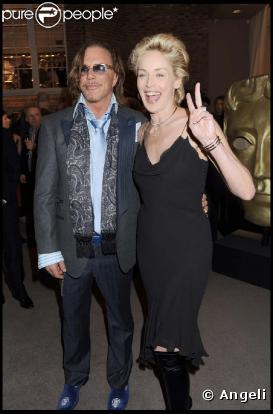 Visiblement oui ! Sharon Stone semble hypnotisée par (le beau) Mickey Rourke à la soirée des Pré-Bafta, au Aspreys, à Londres, le 7 février 2009.