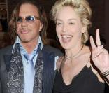 Visiblement oui ! Sharon Stone semble hypnotisée par (le beau) Mickey Rourke à la soirée des Pré-Bafta, au Aspreys, à Londres, le 7 février 2009.  