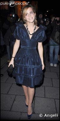 Emma Watson, très jolie, tout de bleu vêtue, à la soirée des Pré-Bafta, au Aspreys, à Londres, le 7 février 2009