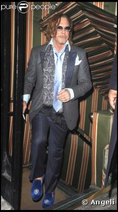 Mickey rourke quitte la soirée des Pré-Bafta, au Aspreys, à Londres, le 7 février 2009... seul ! Mais où est-donc est passée la jolie Sharon Stone ? Peut-être s'est-elle enfin aperçue qu'il portait des pantoufles-chaussures ?  Quel look, Mickey !<br