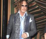 Mickey rourke quitte la soirée des Pré-Bafta, au Aspreys, à Londres, le 7 février 2009... seul ! Mais où est-donc est passée la jolie Sharon Stone ? Peut-être s'est-elle enfin aperçue qu'il portait des pantoufles-chaussures ?  Quel look, Mickey !<br 