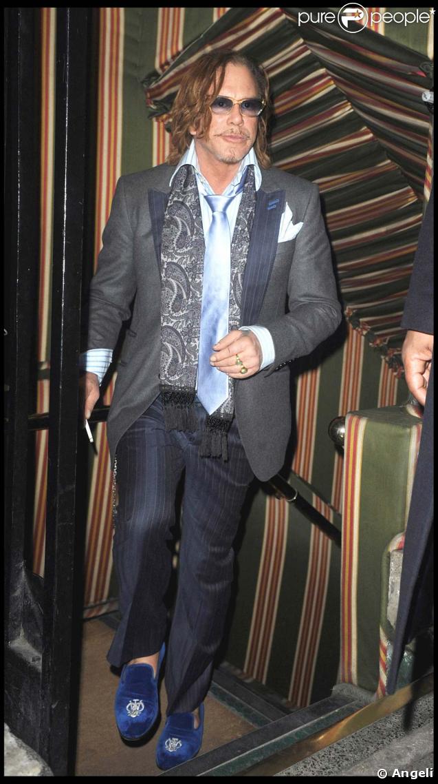 Mickey rourke quitte la soirée des Pré-Bafta, au Aspreys, à Londres, le 7 février 2009... seul ! Mais où est-donc est passée la jolie Sharon Stone ? Peut-être s'est-elle enfin aperçue qu'il portait des pantoufles-chaussures ?  Quel look, Mickey !<br 