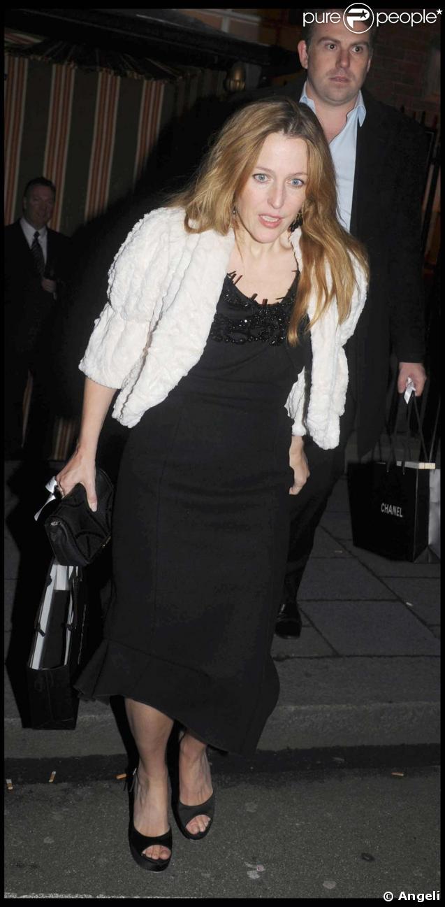 Gillian Anderson était visiblement pressée de quitter la soirée des Pré-Bafta, au Aspreys, à Londres, le 7 février 2009. un mauvais moment Gillian ? 