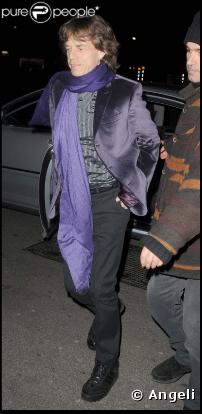 Mick Jagger, so chic à la soirée des Pré-Bafta, au Aspreys, à Londres, le 7 février 2009. Il portrait une sublime veste en velours prune et son étole assortie. La classe Rolling Stone !