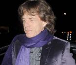 Mick Jagger, so chic à la soirée des Pré-Bafta, au Aspreys, à Londres, le 7 février 2009. Il portrait une sublime veste en velours prune et son étole assortie. La classe Rolling Stone ! 