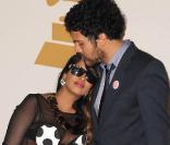M.I.A. fait son show lors des 51e Grammy Awards, le 8 février 2009 : son fiancé Benjamin Brewer est là pour surveiller un minimum. 