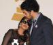 M.I.A. fait son show lors des 51e Grammy Awards, le 8 février 2009 : son fiancé Benjamin Brewer est là pour surveiller un minimum. 