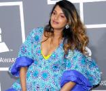 M.I.A. fait son show lors des 51e Grammy Awards, le 8 février 2009, et exhibe fièrement ses rondeurs de femme enceinte. 