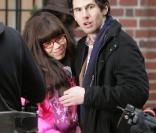 America Ferrera remet à la mode les doudounes très colorées : Yeah !