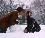 Ali McGraw et Ryan O'neal s'aiment et veulent vivre d'amour et d'eau fraîche. Seulement, l'eau ne soigne pas la leucémie, une mauvaise nouvelle pour le couple qui fera pleurer dans toutes les chaumières. 