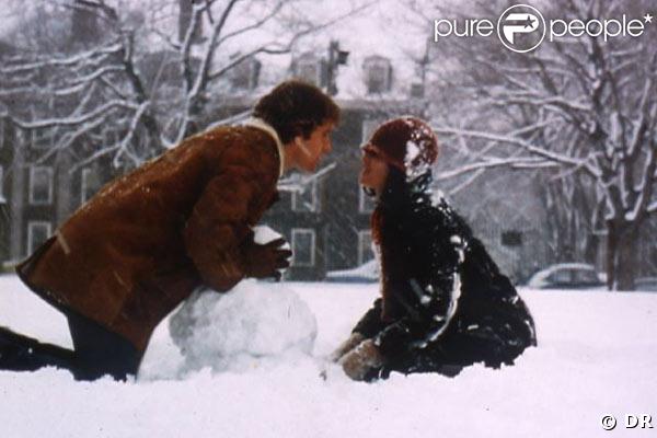Ali McGraw et Ryan O'neal s'aiment et veulent vivre d'amour et d'eau fraîche. Seulement, l'eau ne soigne pas la leucémie, une mauvaise nouvelle pour le couple qui fera pleurer dans toutes les chaumières. 