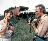Quatre jours de passion inattendue pour cette femme au foyer et ce photographe sur la route de Madison. Clint Eastwood opte pour le naturalisme pour bouleverser les spectateurs. 