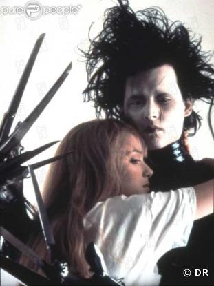 Dans ce conte mélancolique, Tim Burton fait du ''monstre'', Edward aux mains d'argent, un artiste sensible à la poésie de l'amour...