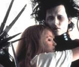 Dans ce conte mélancolique, Tim Burton fait du ''monstre'', Edward aux mains d'argent, un artiste sensible à la poésie de l'amour... 