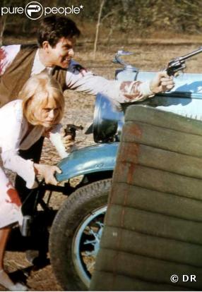 Pour interpréter les gangsters mythiques, Bonnie Parker et Clyde Barrow, Faye Dunaway et Warren Beatty se donneront corps et âme dans ce spectacle de violence et d'amour, jusqu'à un dénouement ma-gni-fique.